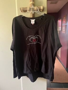 Cali Large Black Tee with Heart Hand Graphic